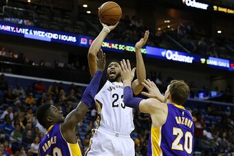 NEW ORLEANS, LA - NOVEMBER 29: Anthony Davis #23 of the New Orleans Pelicans shoots over Timofey Mozgov #20 of the Los Angeles Lakers and Julius Randle #30 during the first half of a game at the Smoothie King Center on November 29, 2016 in New Orleans, Lo
