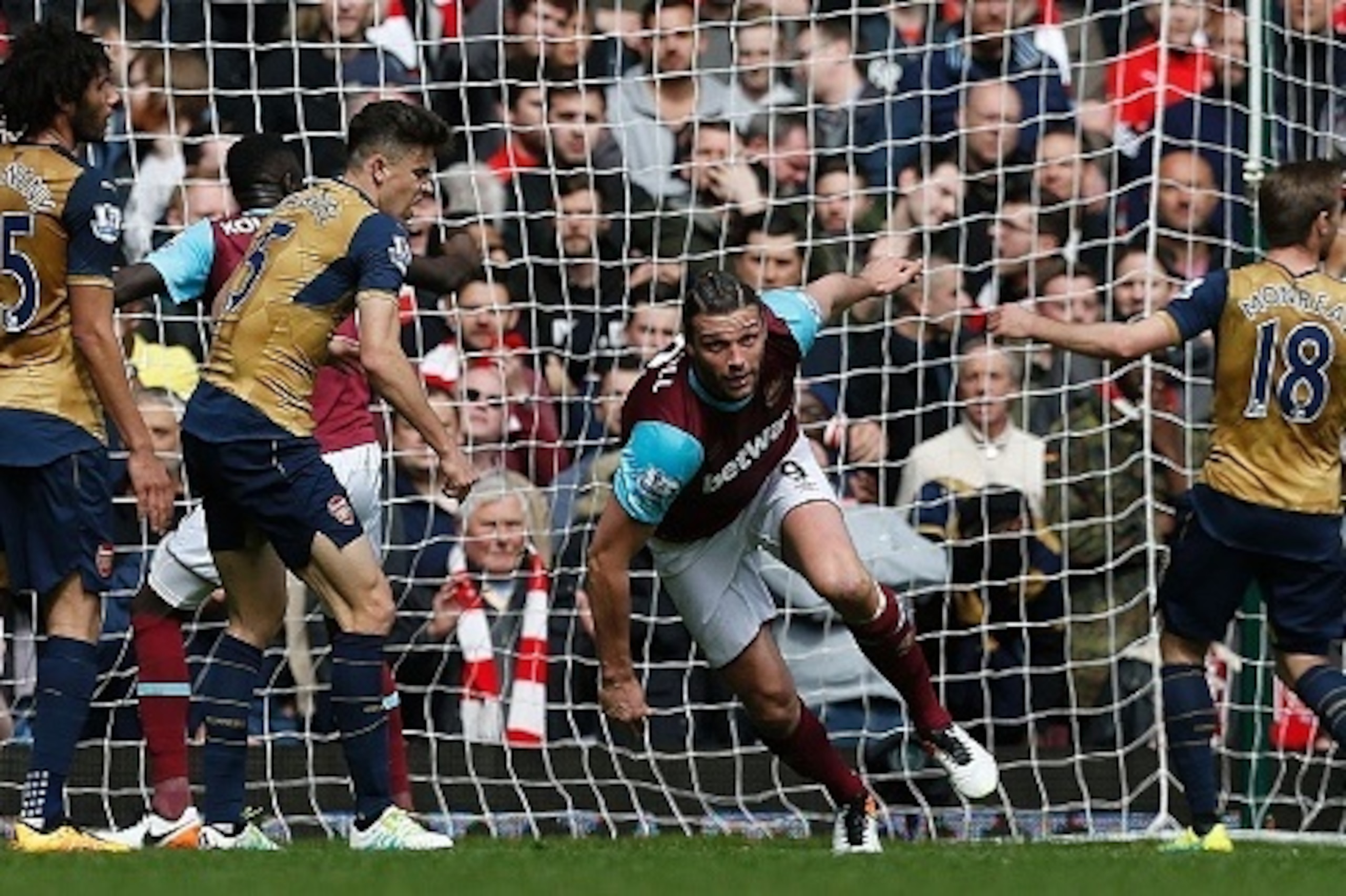 West Ham United's English striker Andy Carroll (2R) celebrates scoring his team's second goal during the English Premier League football match between West Ham United and Arsenal at The Boleyn Ground in Upton Park, in east London on April 9, 2016. / AFP / West Ham United's English striker Andy Carroll (2R) celebrates scoring his team's second goal during the English Premier League football match between West Ham United and Arsenal at The Boleyn Ground in Upton Park, in east London on April 9, 2016. / AFP /