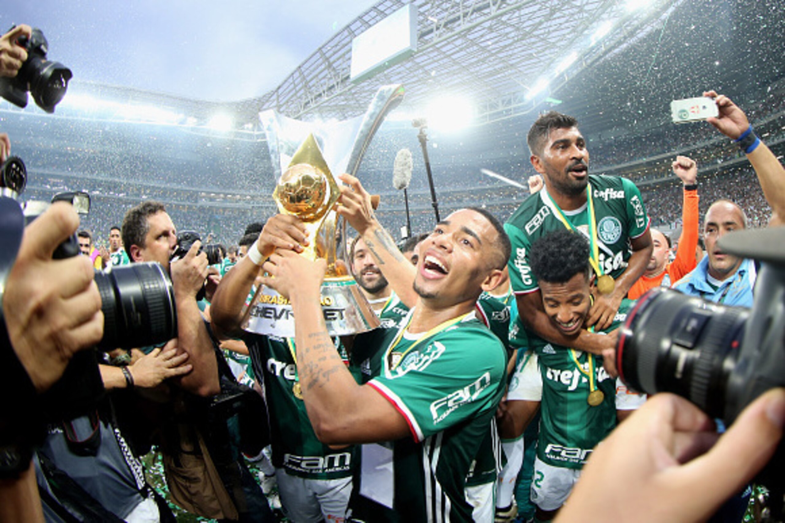 SAO PAULO, BRAZIL - NOVEMBER 27:  Gabriel Jesus of Palmeiras celebrates with the trophy after winning the match between Palmeiras and Chapecoense for the Brazilian Series A 2016 at Allianz Parque on November 27, 2016 in Sao Paulo, Brazil.  (Photo by Fried