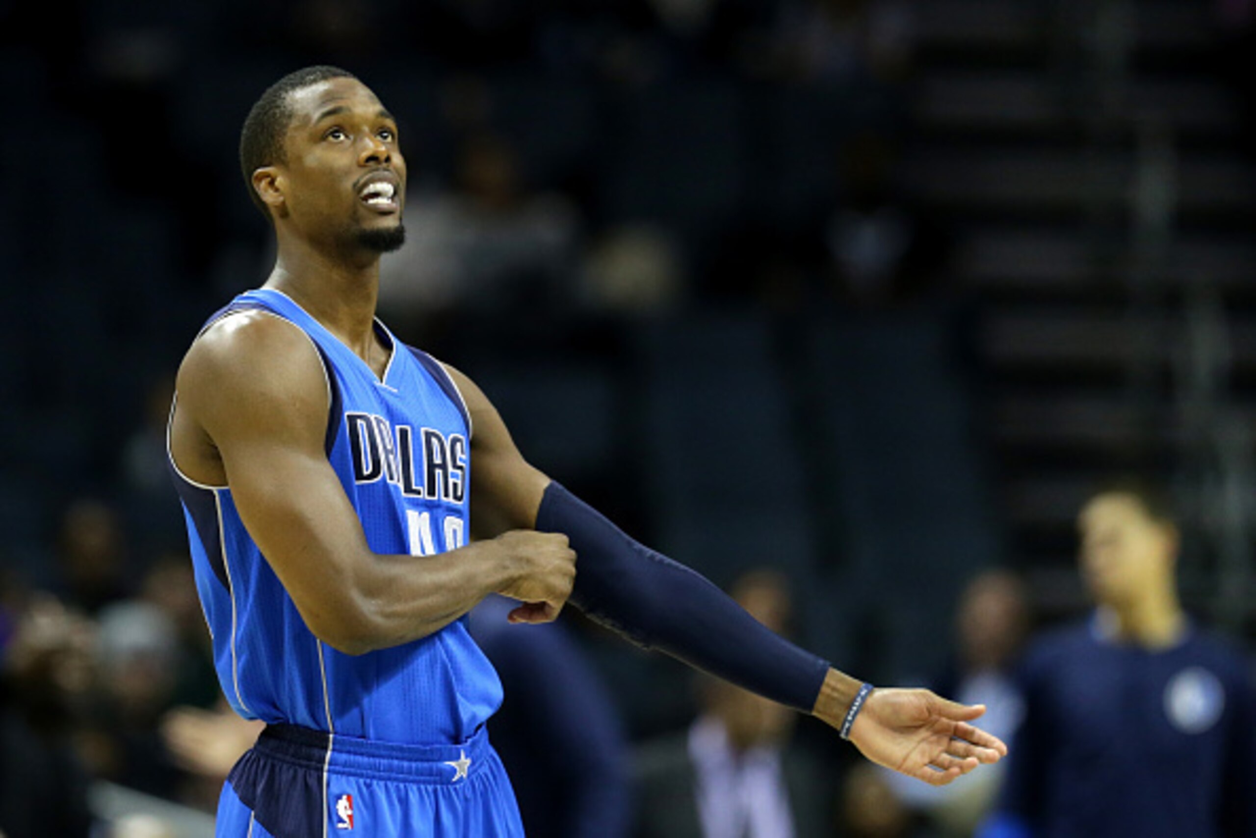 CHARLOTTE, NC - DECEMBER 01:  Harrison Barnes #40 of the Dallas Mavericks prepares for their game against the Charlotte Hornets at Spectrum Center on December 1, 2016 in Charlotte, North Carolina. NOTE TO USER: User expressly acknowledges and agrees that,