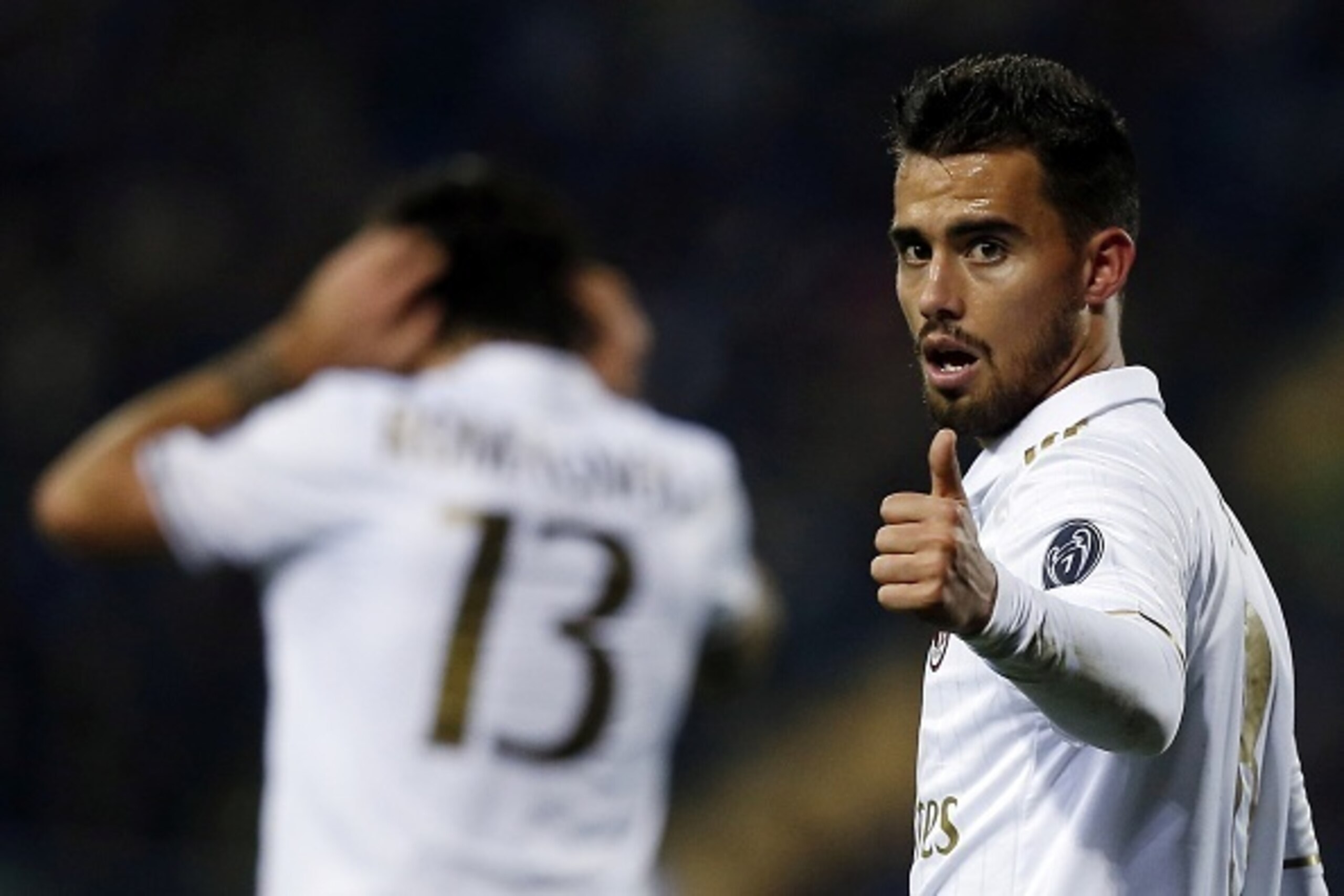 AC Milan's Spain midfielder Suso gestures as he celebrates after scoring a goal during the Italian Serie A football match between Empoli and AC Milan at the Carlo Castellani Stadium in Empoli on November 26, 2016. / AFP / MARCO BERTORELLO        (Photo cr