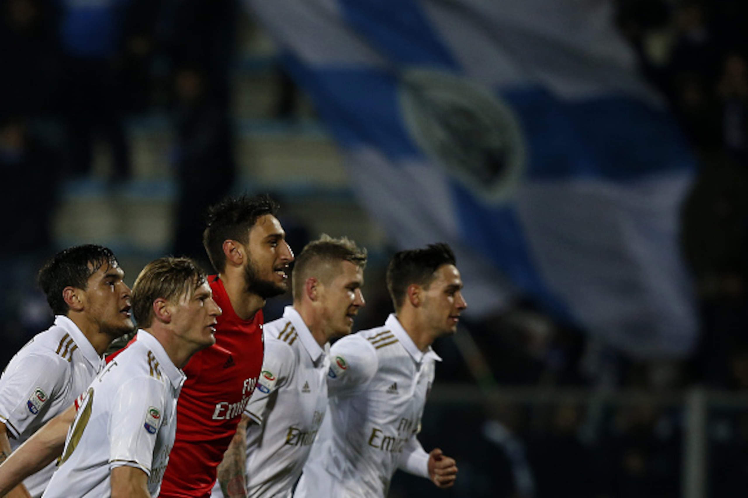 AC Milan's players celebrate at the end of  the Italian Serie A football match between Empoli and AC Milan on November 26, 2016 at the Carlo Castellani Stadium in Empoli. / AFP / MARCO BERTORELLO        (Photo credit should read MARCO BERTORELLO/AFP/Getty