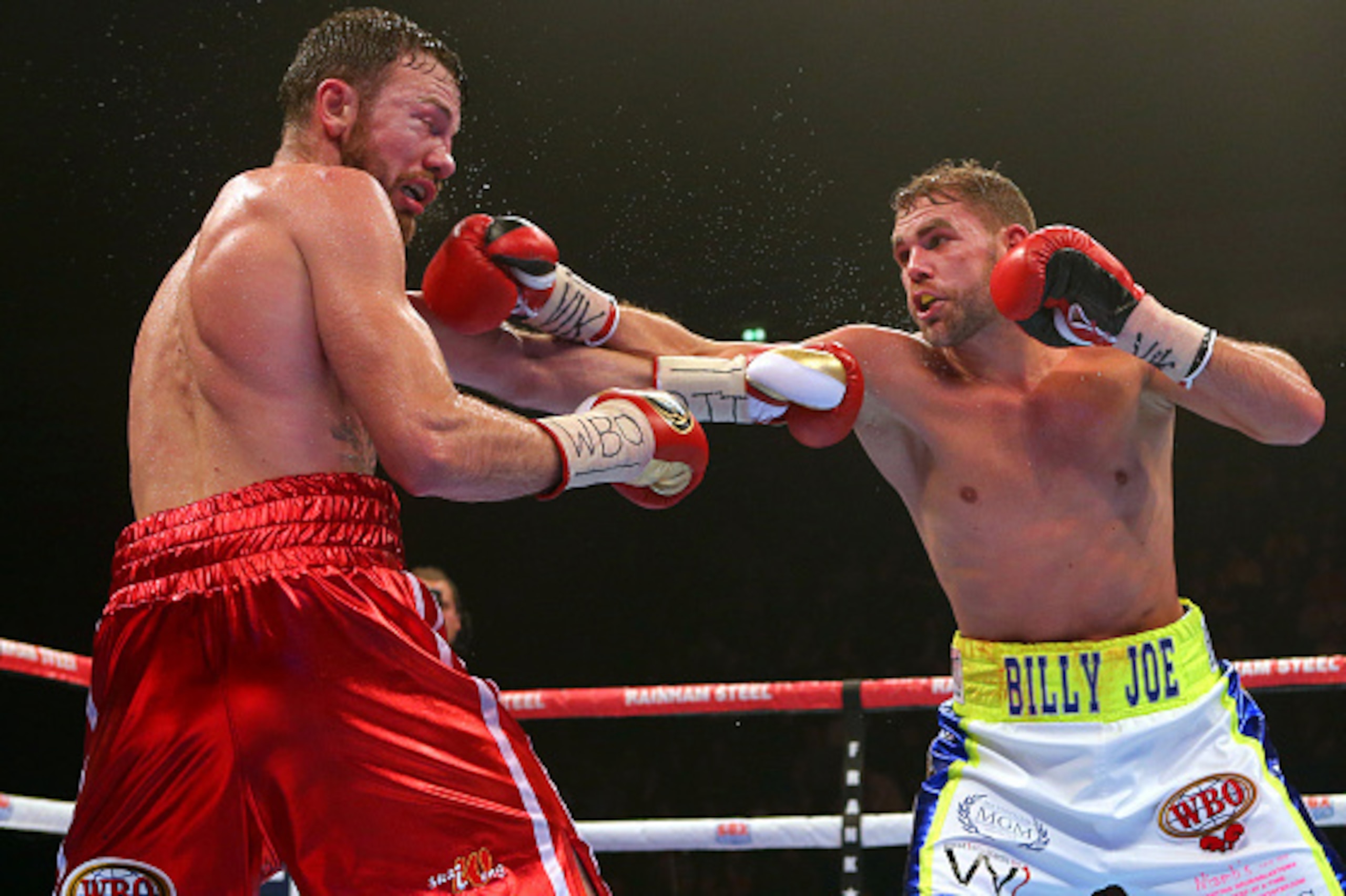 MANCHESTER, ENGLAND - DECEMBER 19: Andy Lee and Billy Joe Saunders fight during their WBO World Middleweight title bout at the Manchester Arena on December 19, 2015 in Manchester, England. (Photo by Dave Thompson/Getty Images)