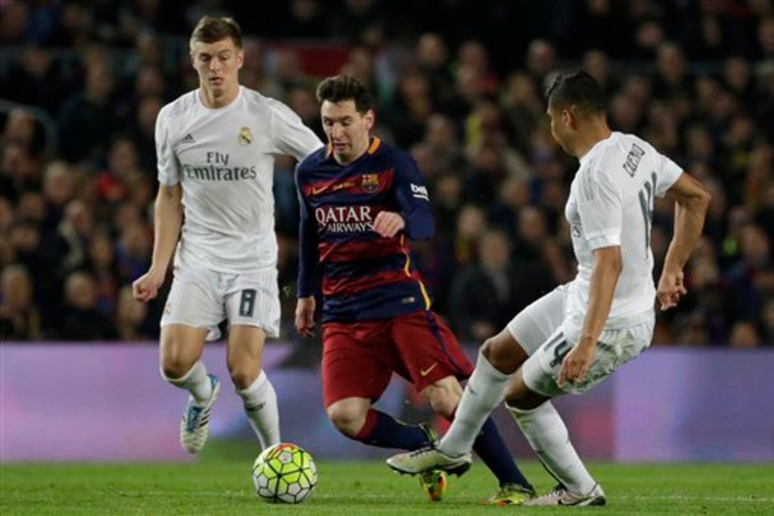 Casemiro kicks Leo Messi.