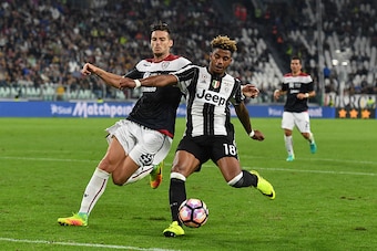 TURIN, ITALY - SEPTEMBER 21:  Mario Lemina (R) of Juventus FC is challenged by Luca Ceppitelli of Cagliari Calcio during the Serie A match between Juventus FC and Cagliari Calcio at Juventus Stadium on September 21, 2016 in Turin, Italy.  (Photo by Valeri
