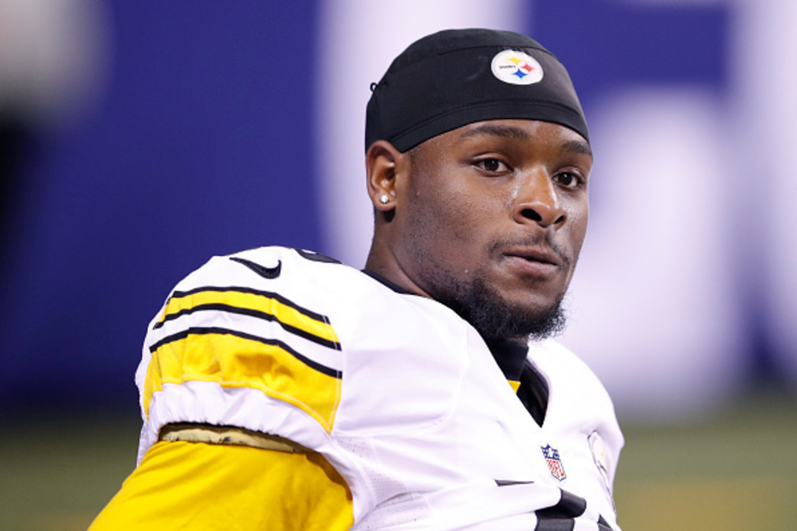 INDIANAPOLIS, IN - NOVEMBER 24: Le'Veon Bell #26 of the Pittsburgh Steelers looks on before the game against the Indianapolis Colts at Lucas Oil Stadium on November 24, 2016 in Indianapolis, Indiana. The Steelers defeated the Colts 28-7. (Photo by Joe Rob