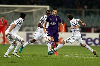 FLORENCE, ITALY - NOVEMBER 24: Milan Badelj of ACF Fiorentina battles for the ball with Jose Canas of PAOK FC during the UEFA Europa League match between ACF Fiorentina and PAOK FC at Stadio Artemio Franchi on November 24, 2016 in Florence, .  (Photo by G