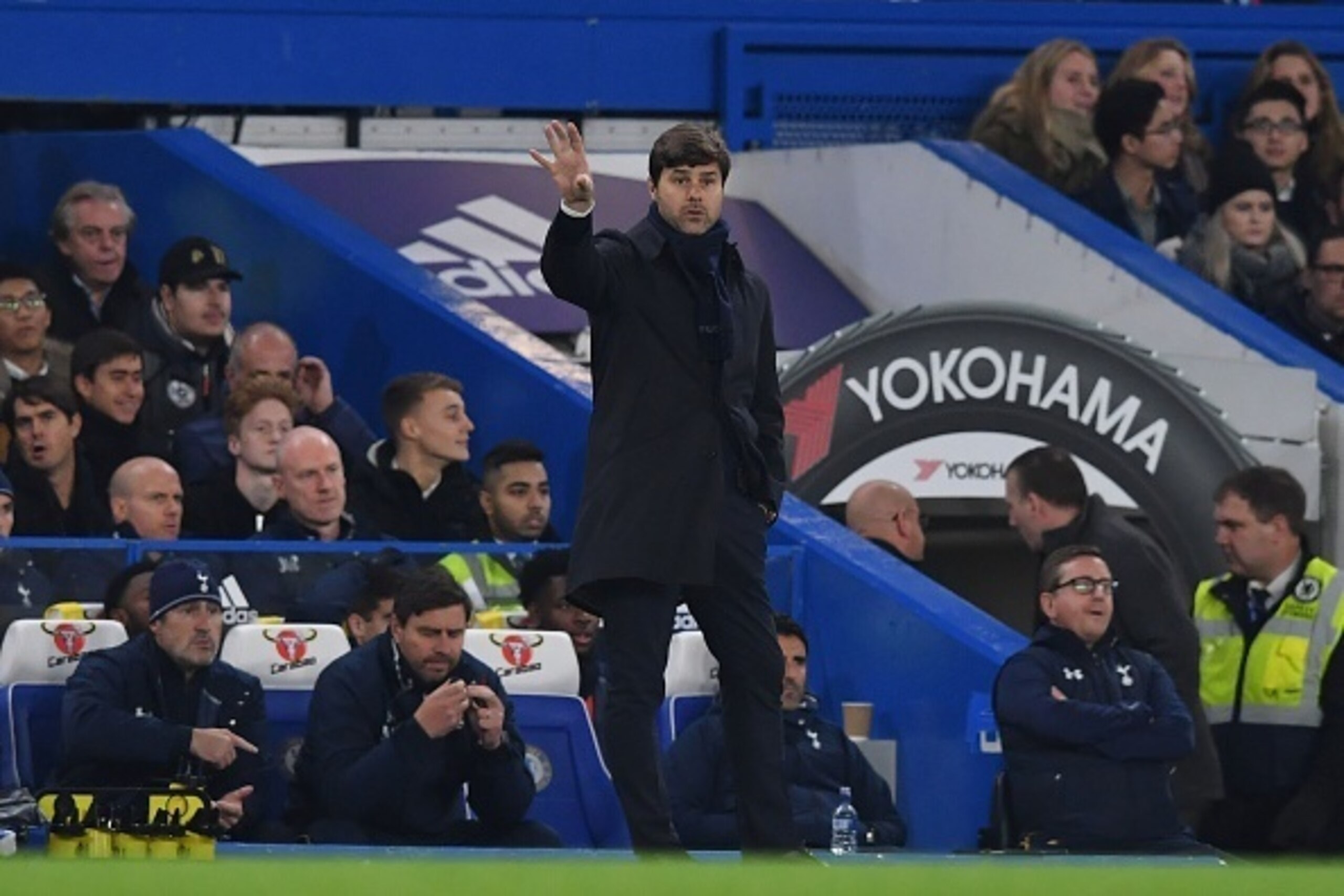 Tottenham Hotspur's Argentinian head coach Mauricio Pochettino gestures from the touchline during the English Premier League football match between Chelsea and Tottenham Hotspur at Stamford Bridge in London on November 26, 2016. / AFP / Ben STANSALL / RES
