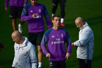 Real Madrid's Portuguese forward Cristiano Ronaldo (C) attends a training session at Valdebebas Sport City in Madrid on December 2, 2016 on the eve of their Liga match against FC Barcelona. / AFP / PIERRE-PHILIPPE MARCOU        (Photo credit should read P