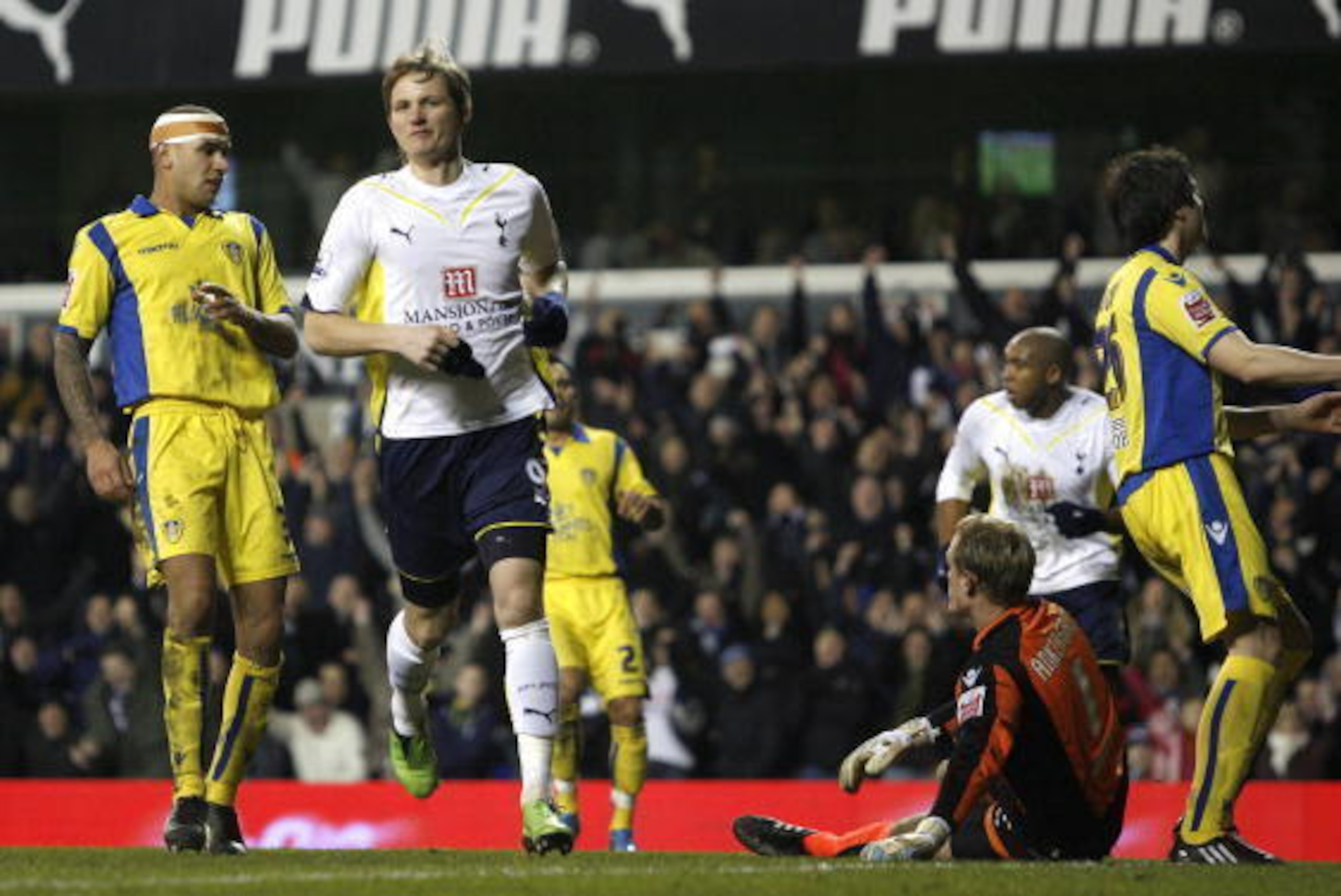 Tottenham Hotspur's Russian striker Roman Pavlyuchenko (2nd L) celebrates scoring his goal during the FA Cup fourth round football match between Tottenham Hotspur and Leeds United at White Hart Lane, north London, England, on January 23, 2010. AFP PHOTO/I