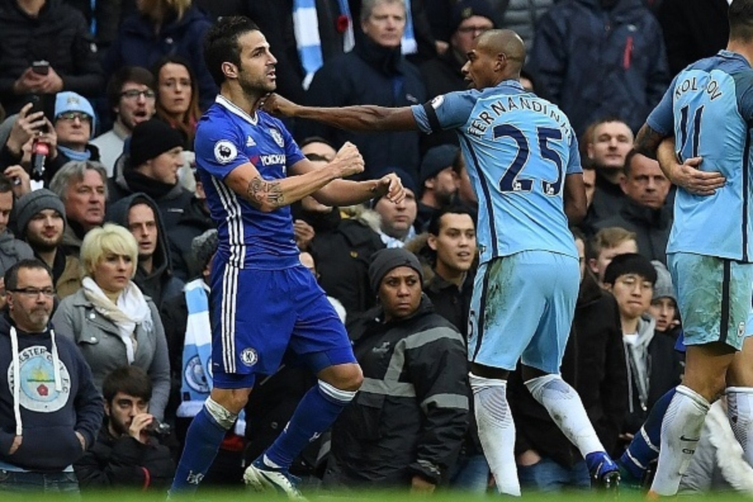 Manchester City's Brazilian midfielder Fernandinho (R) fights with Chelsea's Spanish midfielder Cesc Fabregas following Manchester City's Argentinian striker Sergio Aguero's challenge on Chelsea's Brazilian defender David Luiz, during the English Premier 