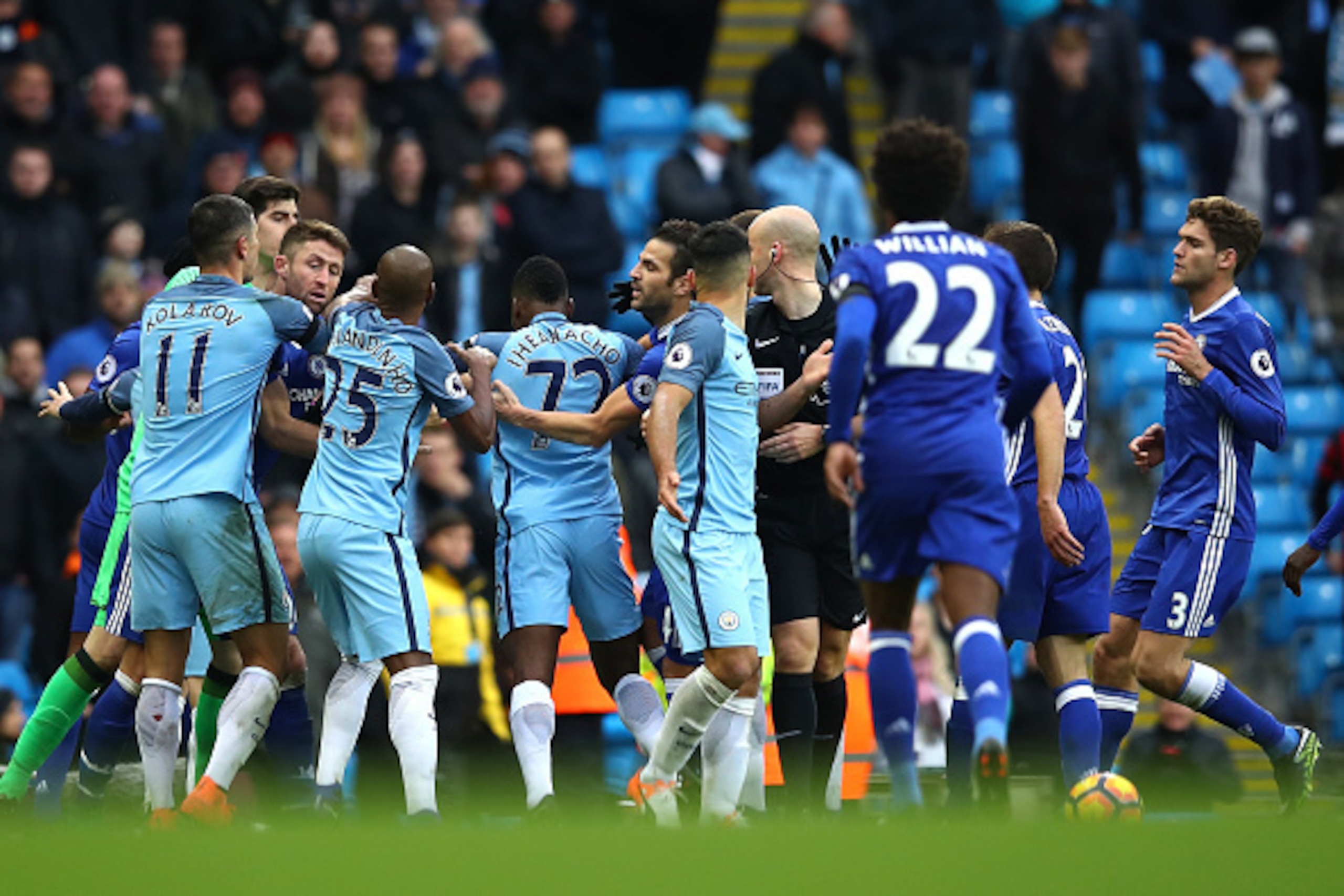 MANCHESTER, ENGLAND - DECEMBER 03:  Players squre off after David Luiz of Chelsea is fouled by Sergio Aguero of Manchester City during the Premier League match between Manchester City and Chelsea at Etihad Stadium on December 3, 2016 in Manchester, Englan