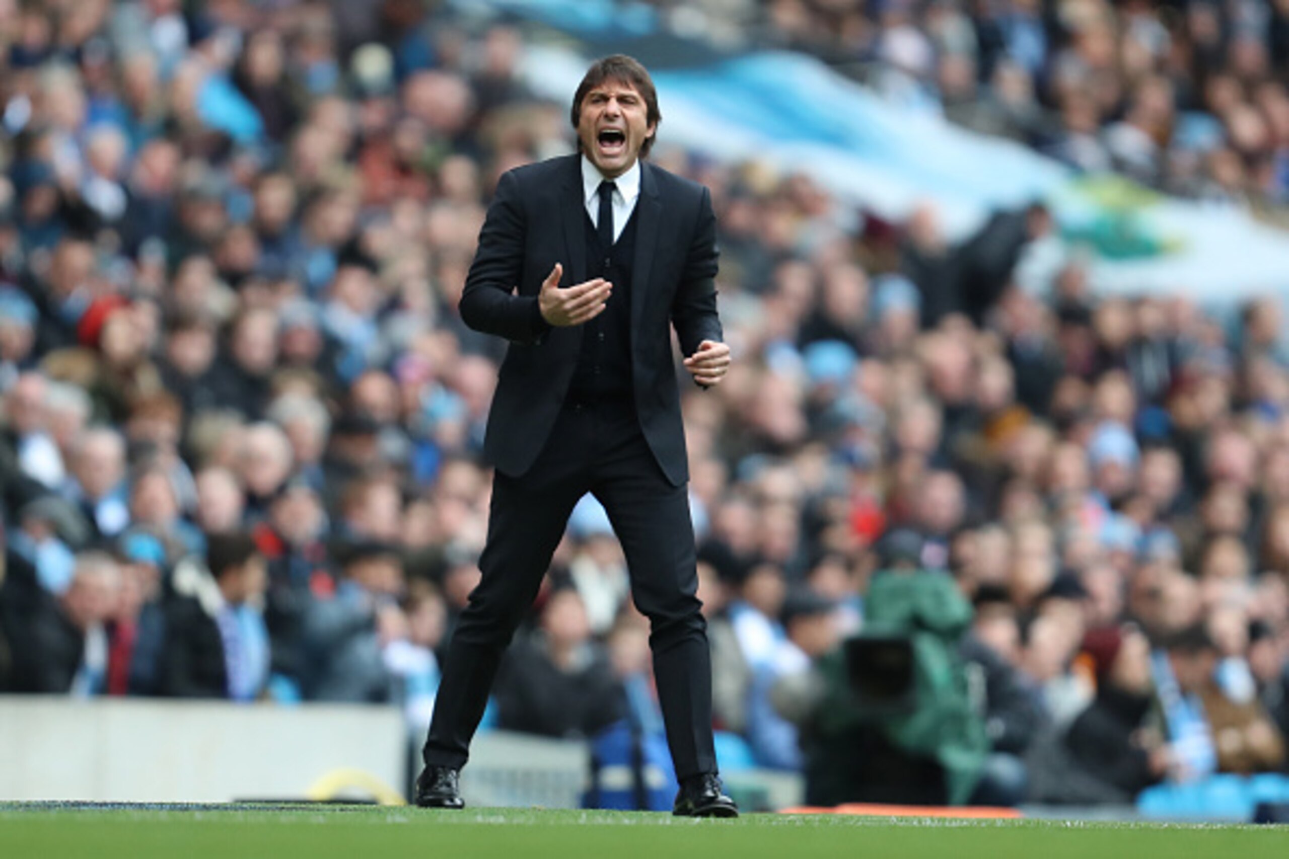 MANCHESTER, ENGLAND - DECEMBER 03: Chelsea Manager / Head Coach Antonio Conte reacts during the Premier League match between Manchester City and Chelsea at Etihad Stadium on December 3, 2016 in Manchester, England. (Photo by James Baylis - AMA/Getty Ima MANCHESTER, ENGLAND - DECEMBER 03: Chelsea Manager / Head Coach Antonio Conte reacts during the Premier League match between Manchester City and Chelsea at Etihad Stadium on December 3, 2016 in Manchester, England. (Photo by James Baylis - AMA/Getty Ima