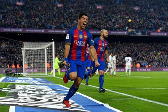 BARCELONA, SPAIN - DECEMBER 03:  Luis Suarez of Barcelona celebrates scoring the opening goal during the La Liga  match between FC Barcelona and Real Madrid CF at Camp Nou on December 3, 2016 in Barcelona, Spain.  (Photo by David Ramos/Getty Images)