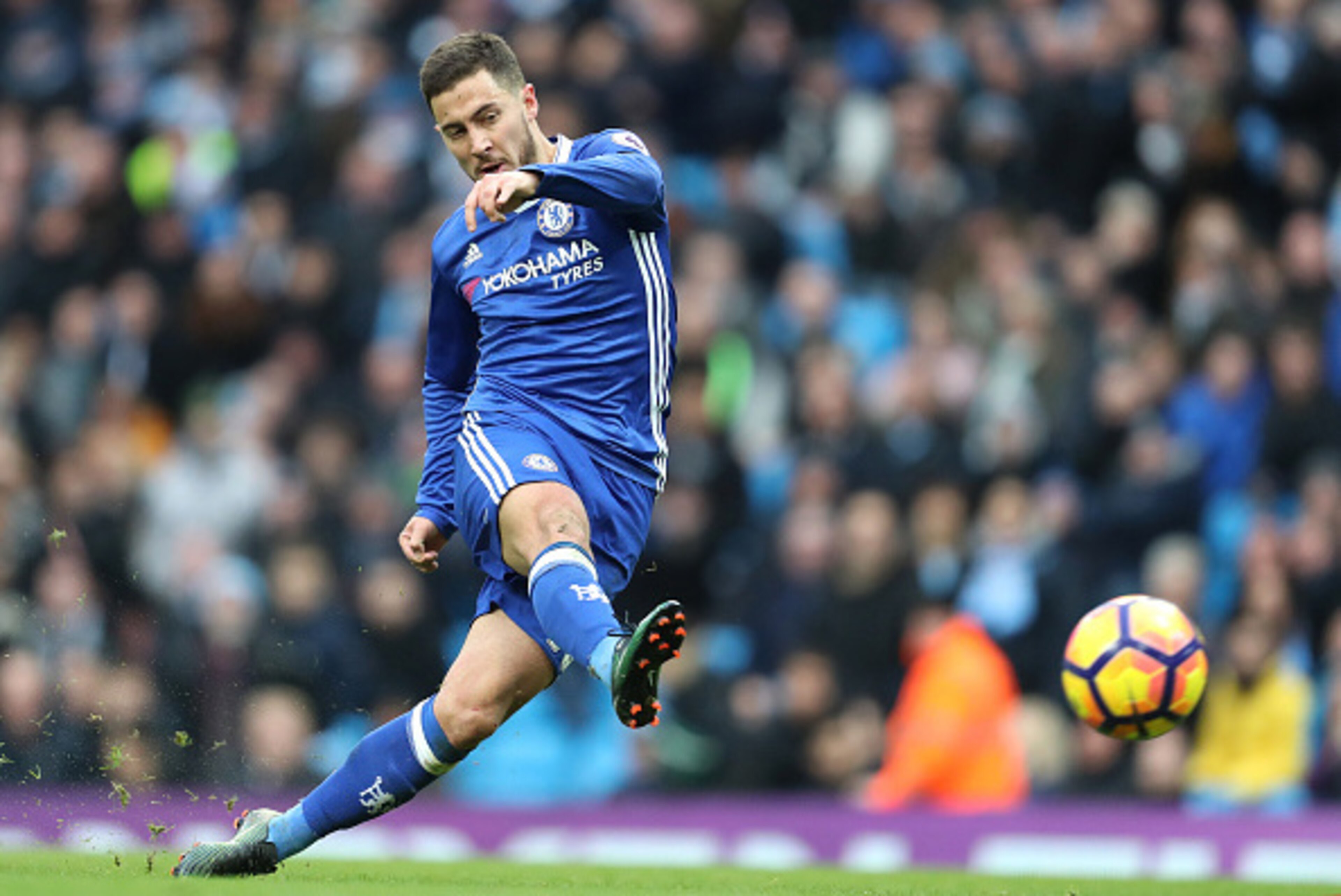 MANCHESTER, ENGLAND - DECEMBER 03:  Eden Hazard of Chelsea scores his team's third goal to make the score 1-3 during the Premier League match between Manchester City and Chelsea at Etihad Stadium on December 3, 2016 in Manchester, England.  (Photo by Jame