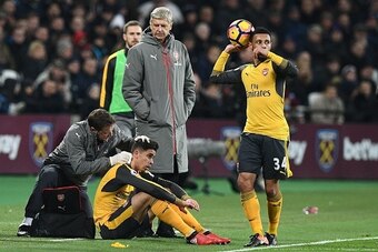 Arsenal's Brazilian defender Gabriel receives treatment on the touchline during the English Premier League football match between West Ham United and Arsenal at The London Stadium, in east London on December 3, 2016. / AFP / Justin TALLIS / RESTRICTED TO 