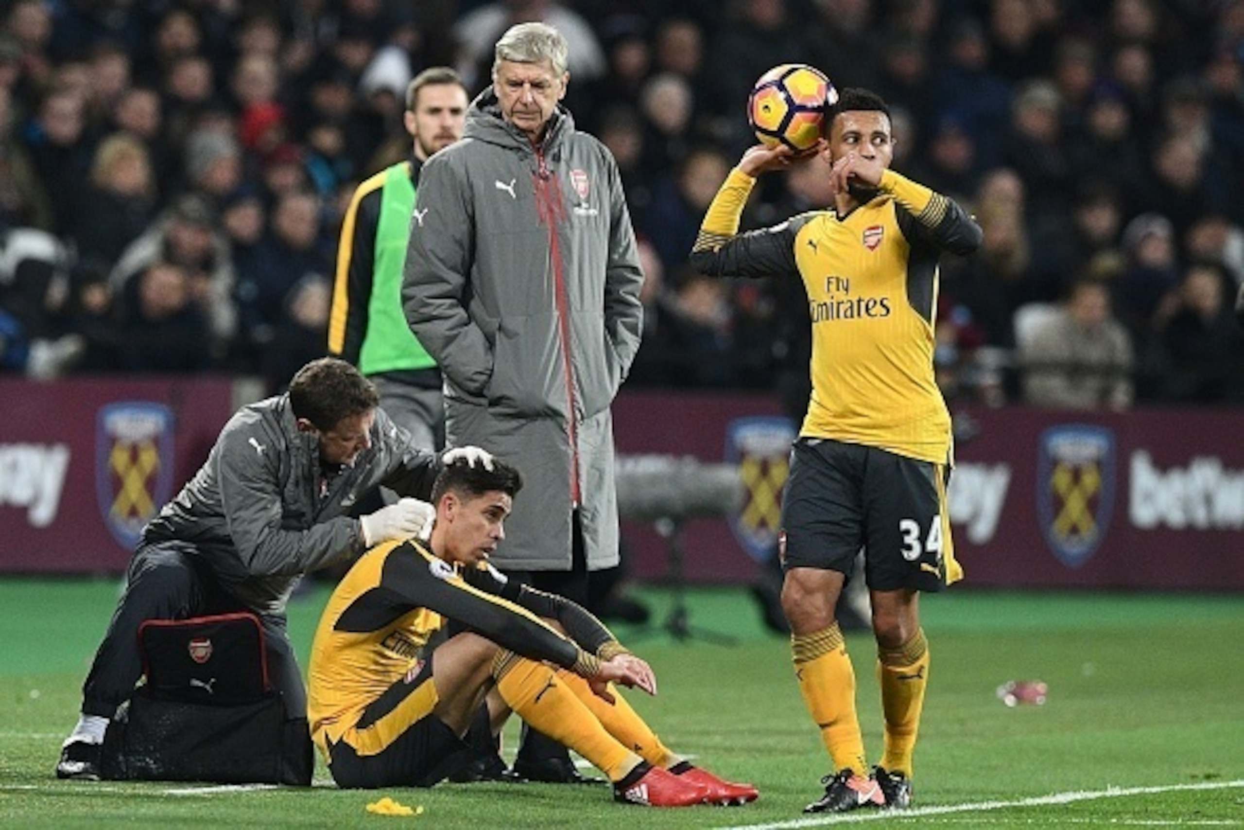 Arsenal's Brazilian defender Gabriel receives treatment on the touchline during the English Premier League football match between West Ham United and Arsenal at The London Stadium, in east London on December 3, 2016. / AFP / Justin TALLIS / RESTRICTED TO 