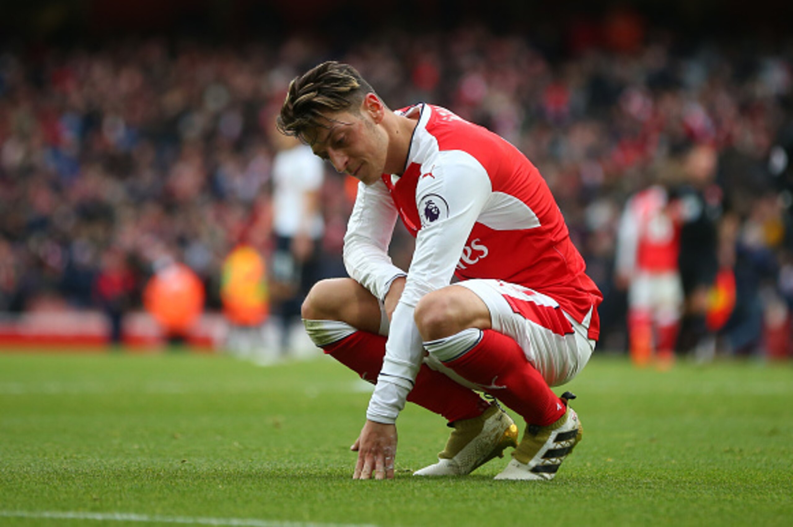 LONDON, ENGLAND - NOVEMBER 06: A dejected looking Mesut Ozil of Arsenal after the Premier League match between Arsenal and Tottenham Hotspur at Emirates Stadium on November 6, 2016 in London, England. (Photo by Catherine Ivill - AMA/Getty Images) LONDON, ENGLAND - NOVEMBER 06: A dejected looking Mesut Ozil of Arsenal after the Premier League match between Arsenal and Tottenham Hotspur at Emirates Stadium on November 6, 2016 in London, England. (Photo by Catherine Ivill - AMA/Getty Images)