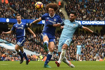 Chelsea's Brazilian defender David Luiz (C) vies with Manchester City's Argentinian striker Sergio Aguero (R) during the English Premier League football match between Manchester City and Chelsea at the Etihad Stadium in Manchester, north west England, on 