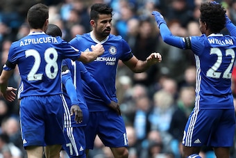MANCHESTER, ENGLAND - DECEMBER 03:  Willian of Chelsea celebrates with Diego Costa during the Premier League match between Manchester City and Chelsea at Etihad Stadium on December 3, 2016 in Manchester, England.  (Photo by James Baylis - AMA/Getty Images
