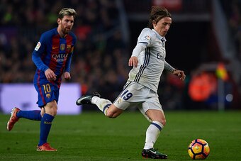 BARCELONA, SPAIN - DECEMBER 03:  Luka Modric of Real Madrid in action during the La Liga match between FC Barcelona and Real Madrid CF at Camp Nou stadium on December 03, 2016 in Barcelona, Spain.  (Photo by Manuel Queimadelos Alonso/Getty Images)