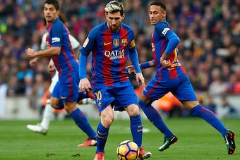 BARCELONA, SPAIN - DECEMBER 03:  Lionel Messi of FC Barcelona controls the ball during the La Liga match between FC Barcelona and Real Madrid CF at Camp Nou stadium on December 03, 2016 in Barcelona, Spain.  (Photo by Manuel Queimadelos Alonso/Getty Image