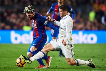 BARCELONA, SPAIN - DECEMBER 03:  Lionel Messi of FC Barcelona (L) competes for the ball with Mateo Kovacic of Real Madrid CF (R) during La Liga match between FC Barcelona and Real Madrid CF at Camp Nou Stadium on December 3, 2016 in Barcelona, Spain.  (Ph