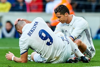BARCELONA, SPAIN - DECEMBER 03:  Karim Benzema of Real Madrid CF (L) and Cristiano Ronaldo of Real Madrid CF reacts during La Liga match between FC Barcelona and Real Madrid CF at Camp Nou Stadium on December 3, 2016 in Barcelona, Spain.  (Photo by Manuel