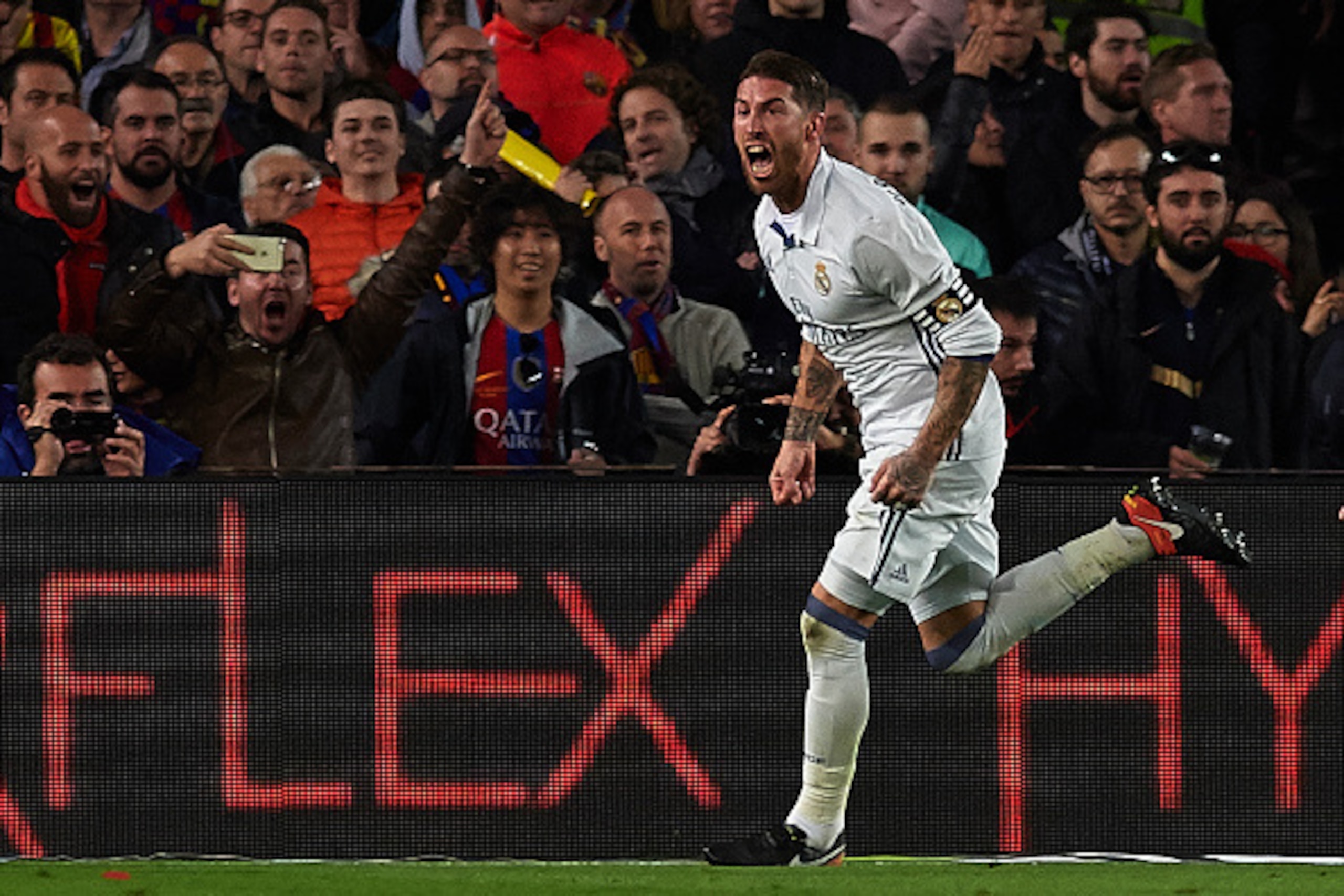 BARCELONA, SPAIN - DECEMBER 03:  Sergio Ramos of Real Madrid CF celebrates after scoring the first goal during the La Liga match between FC Barcelona and Real Madrid CF at Camp Nou stadium on December 03, 2016 in Barcelona, Spain.  (Photo by Manuel Queima