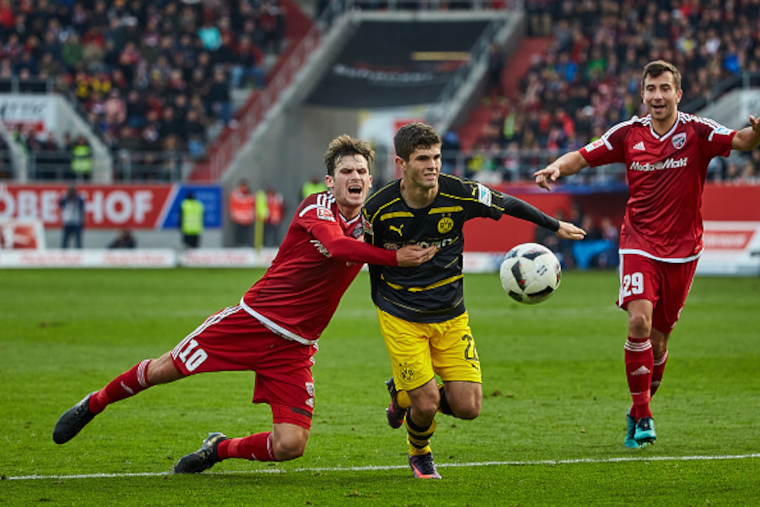 Ingolstadt, Deutschland 22.10.2016, 1. Bundesliga, 8. Spieltag, FC Ingolstadt 04 - BV Borussia Dortmund, Zweikampf zwischen Pascal Gro (FCI) und Christian Pulisic (BVB)v.l.  (Photo by TF-Images/Getty Images)