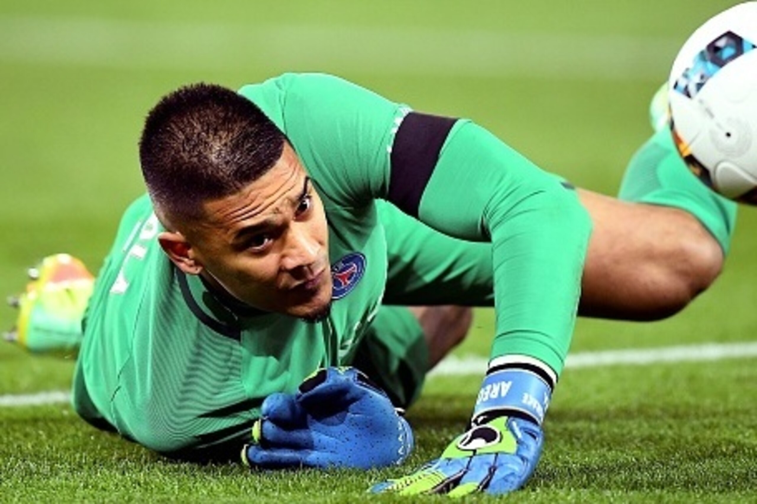 Paris Saint-Germain's French goalkeeper Alphonse Areola eyes the ball during the French L1 football match between Paris Saint-Germain and Angers at the Parc des Princes stadium in Paris on November 30, 2016. / AFP / FRANCK FIFE (Photo credit shoul Paris Saint-Germain's French goalkeeper Alphonse Areola eyes the ball during the French L1 football match between Paris Saint-Germain and Angers at the Parc des Princes stadium in Paris on November 30, 2016. / AFP / FRANCK FIFE (Photo credit shoul