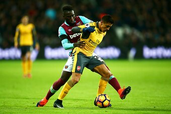 LONDON, ENGLAND - DECEMBER 03:  Alexis Sanchez of Arsenal holds off Arthur Masuaku of West Ham United during the Premier League match between West Ham United and Arsenal at London Stadium on December 3, 2016 in London, England.  (Photo by Jordan Mansfield