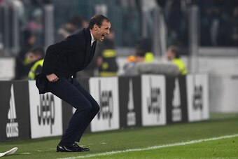 TURIN, ITALY - DECEMBER 03:  Juventus FC head coach Massimiliano Allegri shouts to his players during the Serie A match between Juventus FC and Atalanta BC at Juventus Stadium on December 3, 2016 in Turin, Italy.  (Photo by Valerio Pennicino/Getty Images)