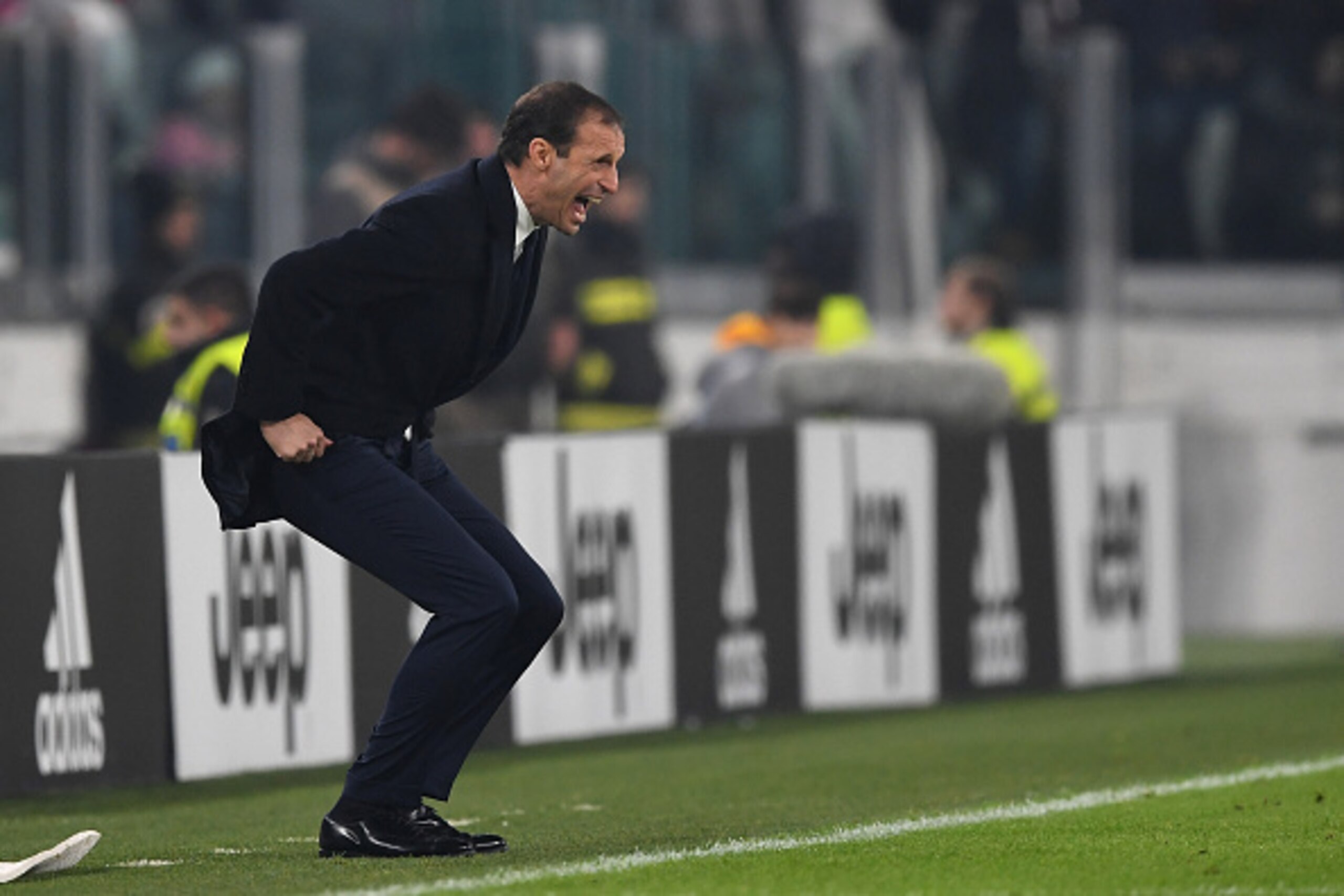 TURIN, ITALY - DECEMBER 03:  Juventus FC head coach Massimiliano Allegri shouts to his players during the Serie A match between Juventus FC and Atalanta BC at Juventus Stadium on December 3, 2016 in Turin, Italy.  (Photo by Valerio Pennicino/Getty Images)
