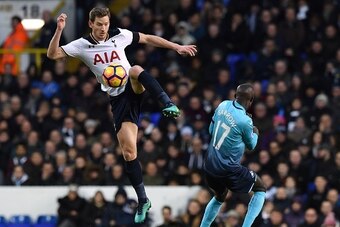 Tottenham Hotspur's Belgian defender Jan Vertonghen (L) Swansea City's Gambian-Swedish striker Modou Barrow during the English Premier League football match between Tottenham Hotspur and Swansea City at White Hart Lane in London, on December 3, 2016.
Tott