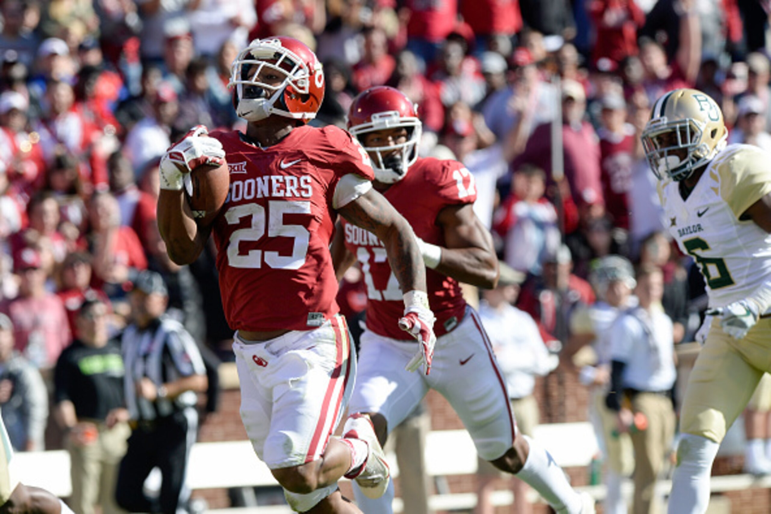 NORMAN, OK - NOVEMBER 12: Running back Joe Mixon #25 of the Oklahoma Sooners runs for a second half touchdown against the Baylor Bears at Gaylord Family Oklahoma Memorial Stadium on November 12, 2016 in Norman, Oklahoma. (Photo by Joshua Gateley/Getty Ima