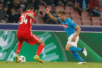 NAPLES, ITALY - SEPTEMBER 28:  Emanuele Giaccherini (R) of Napoli competes for the ball with Andrè Almeida of Benfica during the UEFA Champions League match between SSC Napoli and Benfica at Stadio San Paolo on September 28, 2016 in Naples, .  (Photo by M