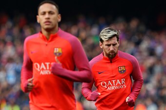 Barcelona's Argentinian forward Lionel Messi (R) and Barcelona's Brazilian forward Neymar warm up before the Spanish league football match FC Barcelona vs Real Madrid CF at the Camp Nou stadium in Barcelona on December 3, 2016. / AFP / PAU BARRENA        