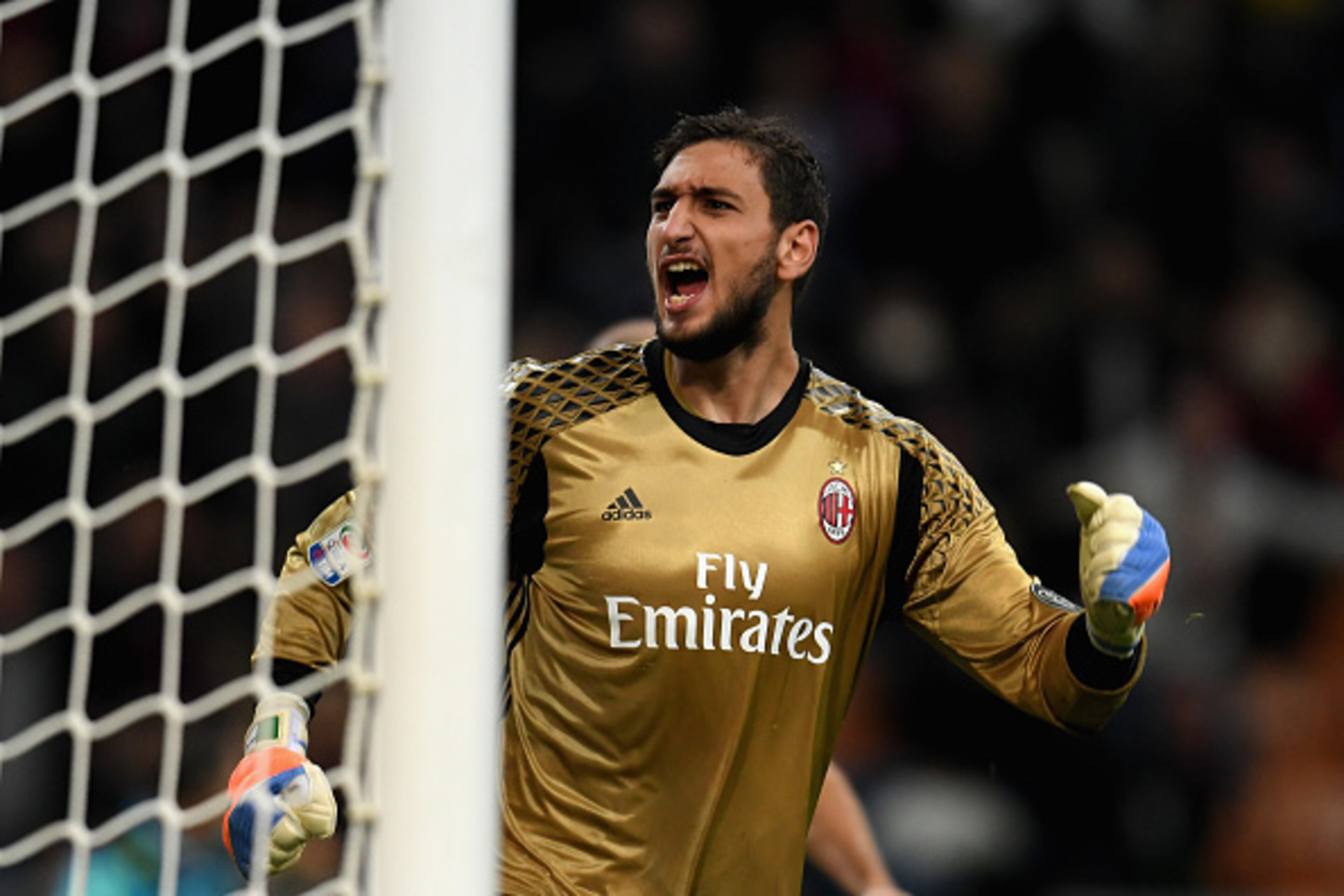 MILAN, ITALY - OCTOBER 22:  Gianluigi Donnarumma of AC Milan celebrates at the end of the Serie A match between AC Milan and Juventus FC at Stadio Giuseppe Meazza on October 22, 2016 in Milan, Italy.  (Photo by Claudio Villa./Getty Images)