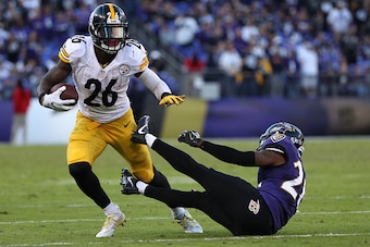 BALTIMORE, MD - NOVEMBER 6: Running back Le'Veon Bell #26 of the Pittsburgh Steelers carries the ball against strong safety Matt Elam #26 of the Baltimore Ravens in the fourth quarter at M&T Bank Stadium on November 6, 2016 in Baltimore, Maryland. (Photo 