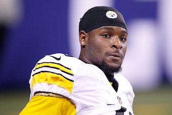 INDIANAPOLIS, IN - NOVEMBER 24: Le'Veon Bell #26 of the Pittsburgh Steelers looks on before the game against the Indianapolis Colts at Lucas Oil Stadium on November 24, 2016 in Indianapolis, Indiana. The Steelers defeated the Colts 28-7. (Photo by Joe Rob