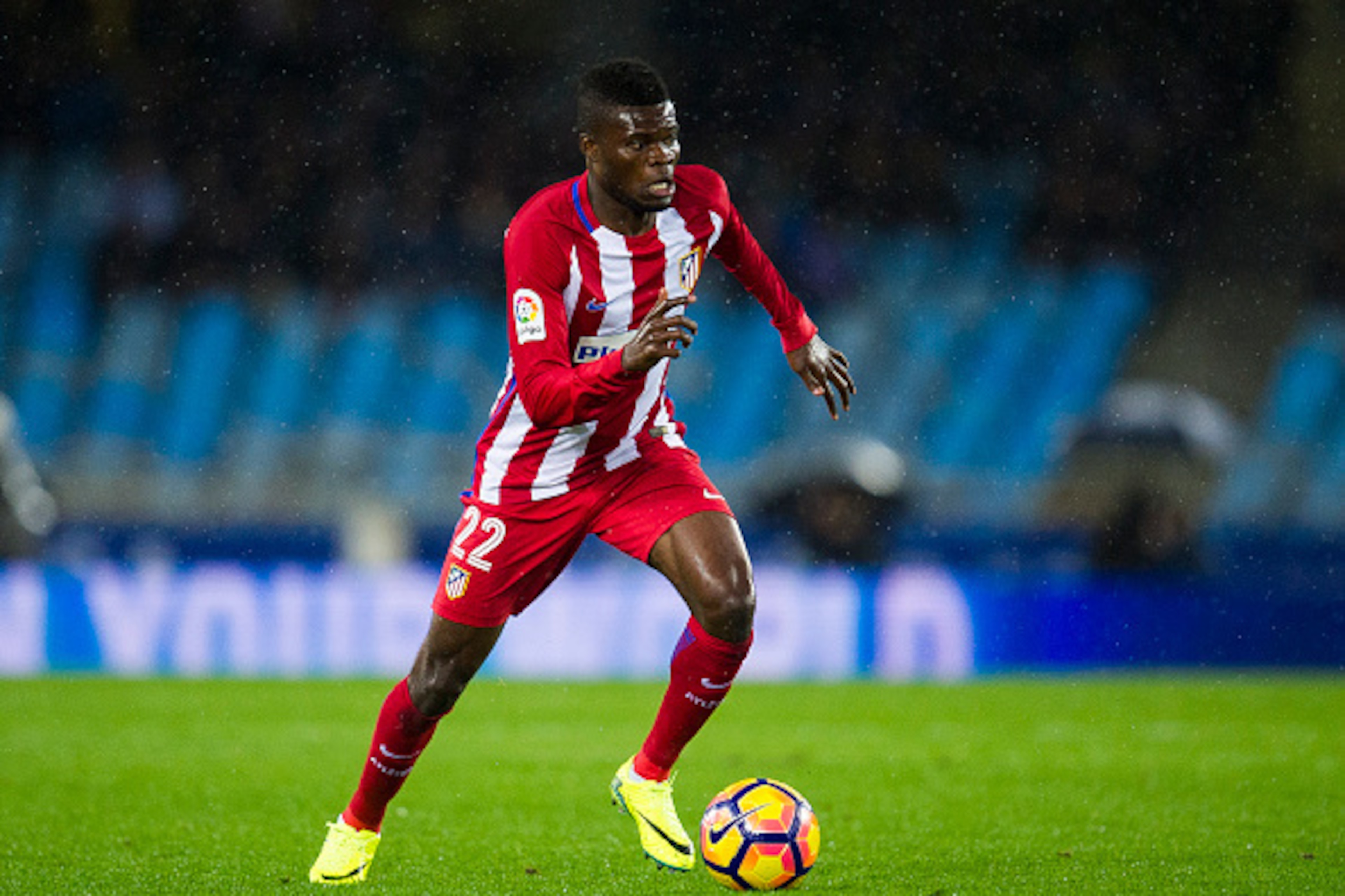 SAN SEBASTIAN, SPAIN - NOVEMBER 05:  Thomas Partey of Atletico Madrid controls the ball during the La Liga match between Real Sociedad de Futbol and Atletico Madrid at Estadio Anoeta on November 5, 2016 in San Sebastian, Spain.  (Photo by Juan Manuel Serr