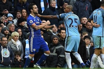 Manchester City's Brazilian midfielder Fernandinho (R) fights with Chelsea's Spanish midfielder Cesc Fabregas following Manchester City's Argentinian striker Sergio Aguero's challenge on Chelsea's Brazilian defender David Luiz, during the English Premier 