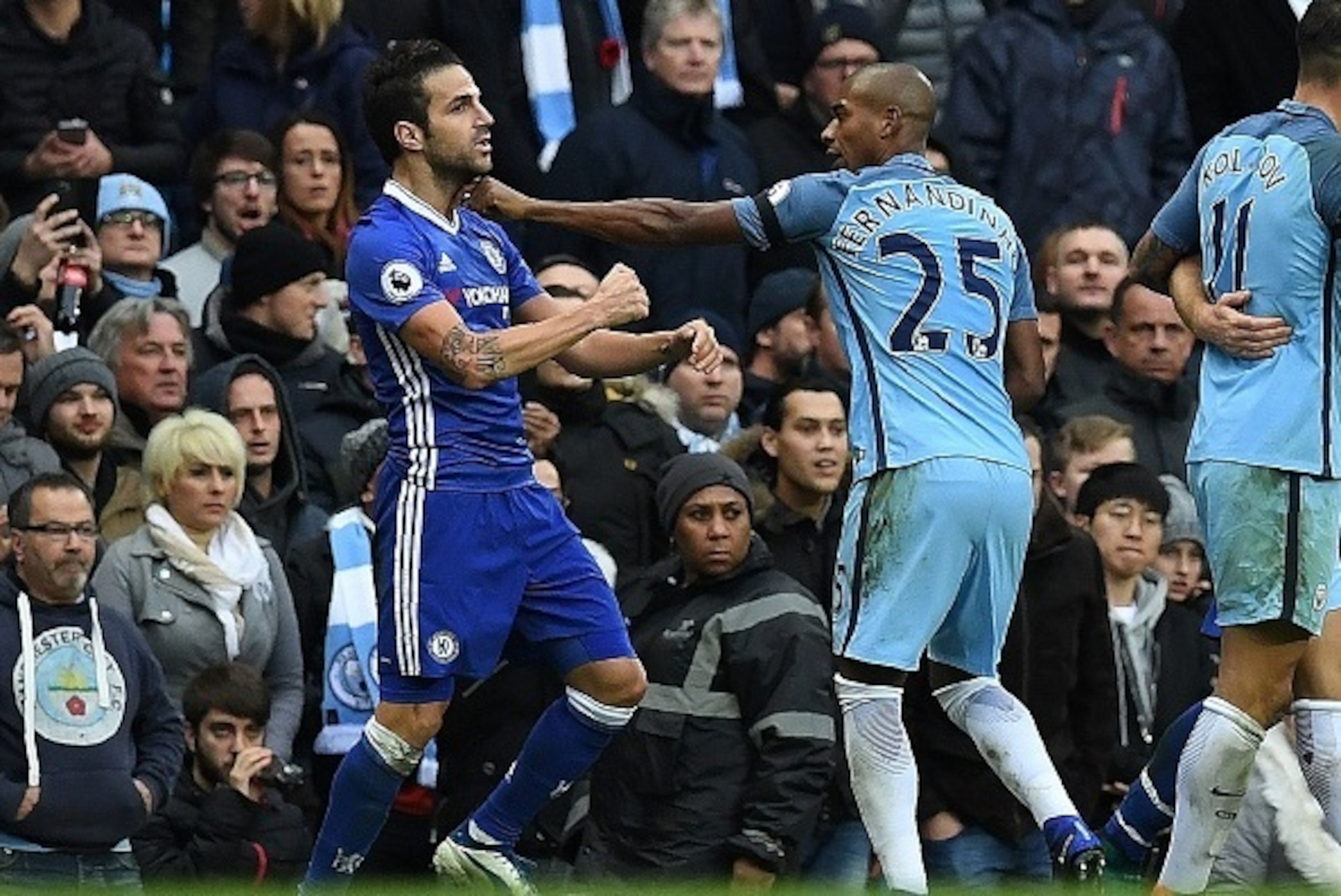 Manchester City's Brazilian midfielder Fernandinho (R) fights with Chelsea's Spanish midfielder Cesc Fabregas following Manchester City's Argentinian striker Sergio Aguero's challenge on Chelsea's Brazilian defender David Luiz, during the English Premier 