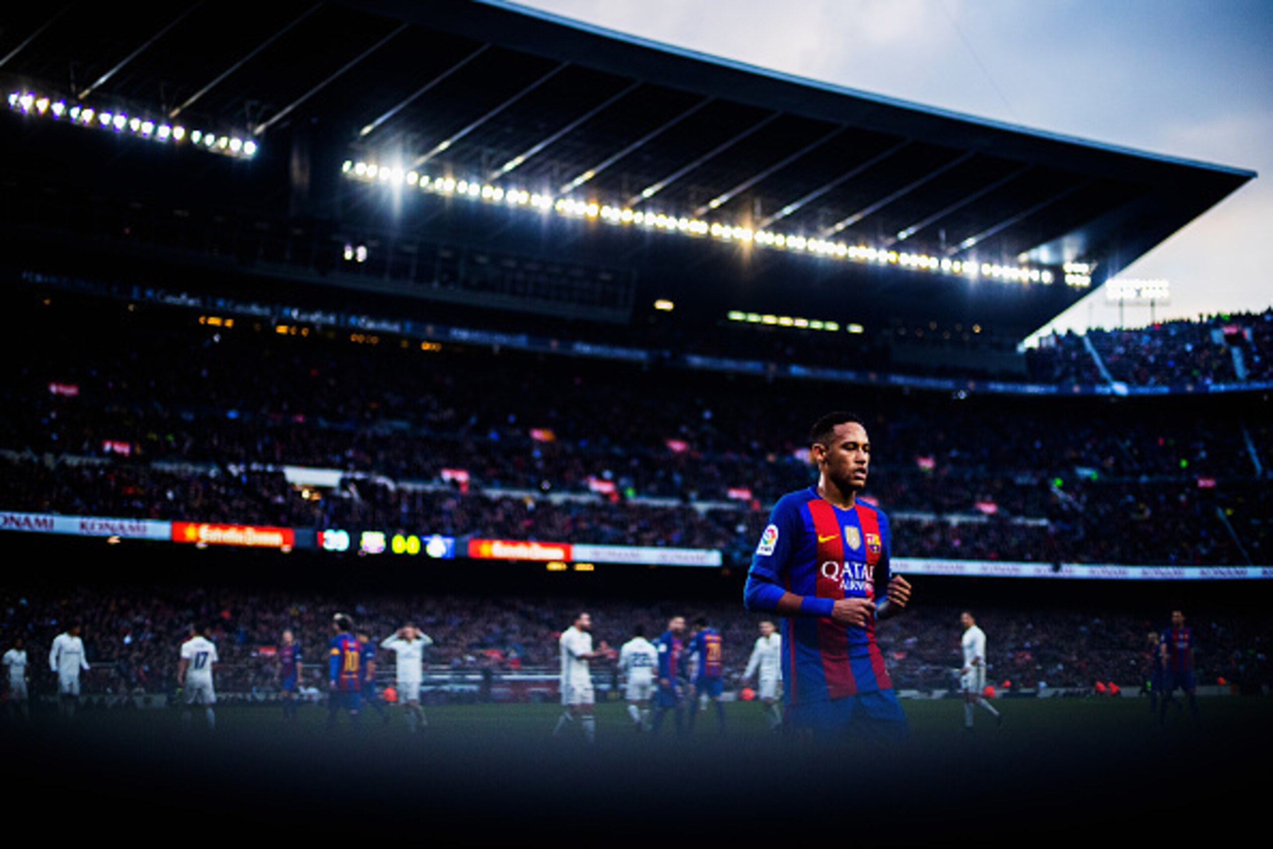 BARCELONA, SPAIN - DECEMBER 03:  Neymar da Silva of Barcelone prepares to execute a corner kick during the La Liga match between FC Barcelona and Real Madrid CF at Camp Nou stadium on December 03, 2016 in Barcelona, Spain.  (Photo by Vladimir Rys Photogra
