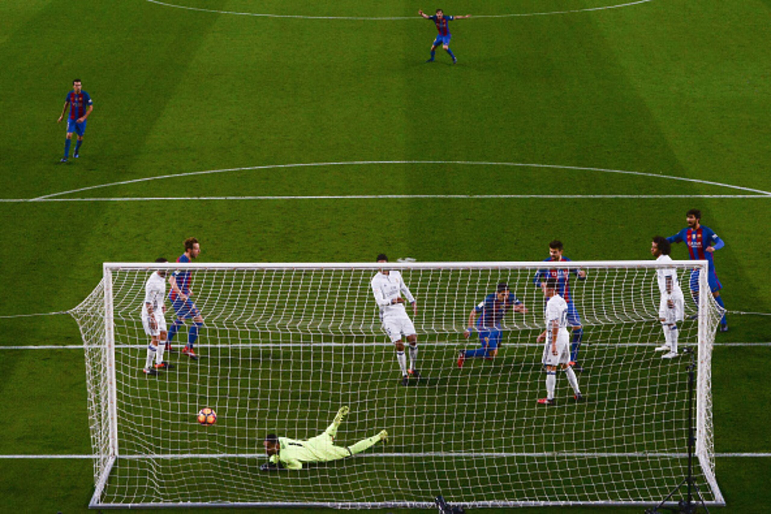 BARCELONA, SPAIN - DECEMBER 03:  Luis Suarez of FC Barcelona scores the opening goal during the La Liga match between FC Barcelona and Real Madrid CF at Camp Nou stadium on December 3, 2016 in Barcelona, Spain.  (Photo by David Ramos/Getty Images)
