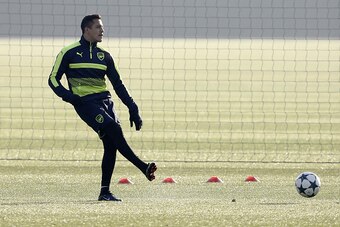 Arsenal's Chilean striker Alexis Sanchez passes the ball during a training session at the club's complex in London Colney on December 5, 2016. 
Arsenal play FC Basel in a UEFA Champions League Group A match tomorrow. / AFP / ADRIAN DENNIS        (Photo cr