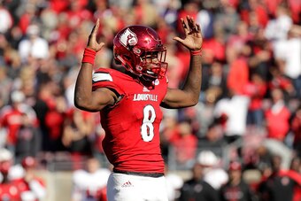 LOUISVILLE, KY - OCTOBER 22:  Lamar Jackson #8 of the Louisville Cardinals signals a touchdown during the game against the North Carolina State Wolfpack at Papa John's Cardinal Stadium on October 22, 2016 in Louisville, Kentucky.  (Photo by Andy Lyons/Get