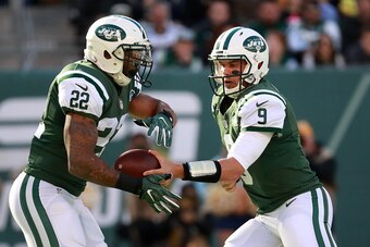 EAST RUTHERFORD, NJ - NOVEMBER 13:  Quarterback  Bryce Petty #9 of the New York Jets hands off the ball to teammate  Matt Forte #22 in the first quarter at MetLife Stadium on November 13, 2016 in East Rutherford, New Jersey.  (Photo by Michael Reaves/Gett