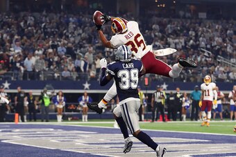 ARLINGTON, TX - NOVEMBER 24:   Jordan Reed #86 of the Washington Redskins catches a touchdown pass during the fourth quarter against the Dallas Cowboys at AT&T Stadium on November 24, 2016 in Arlington, Texas.  (Photo by Tom Pennington/Getty Images)